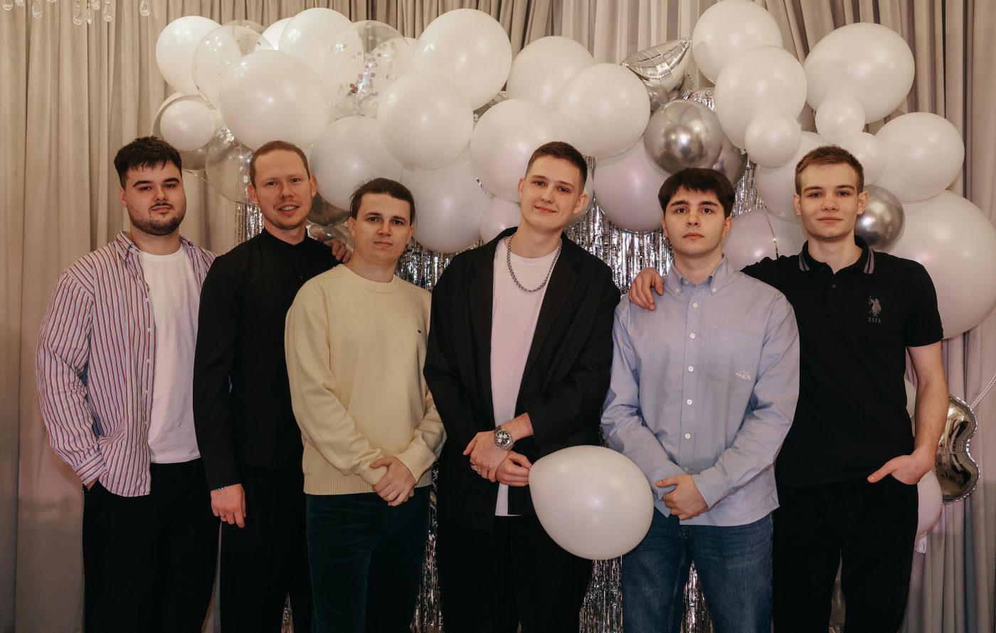 Новогодний корпоратив — парни у фотозоны