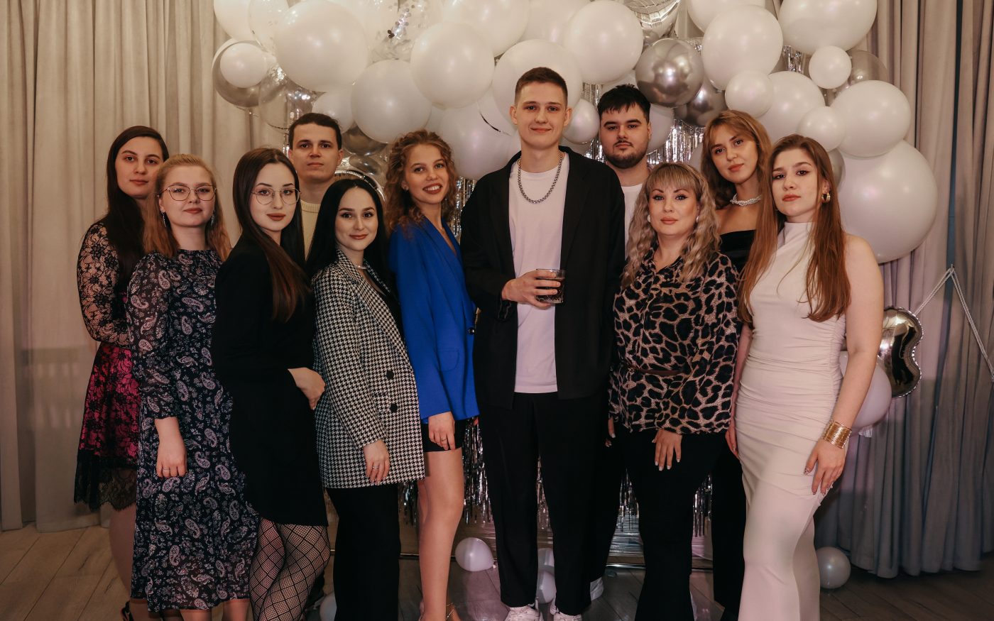 Новогодний корпоратив — большая группа у фотозоны